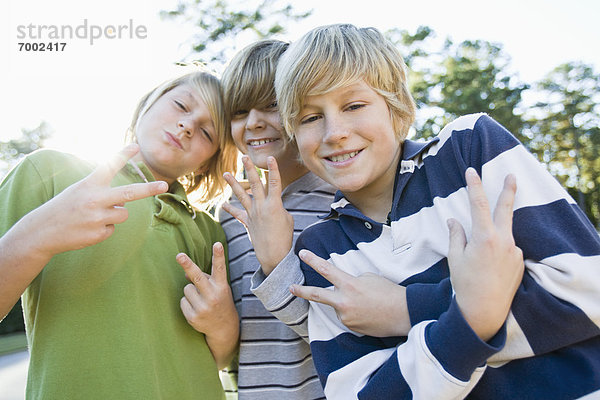 Jungen  die Gesten der Hand