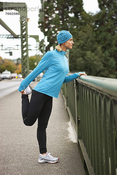 Vereinigte Staaten von Amerika  USA  Frau  strecken  Brücke  joggen  Seattle