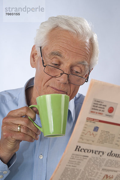 Mann  trinken  Kaffee  Zeitung  vorlesen