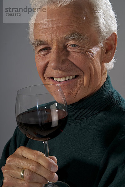 Mann Wein trinken