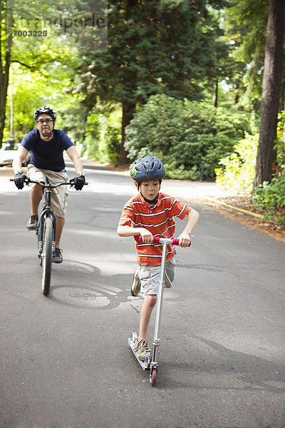 Vereinigte Staaten von Amerika USA Junge - Person Menschlicher Vater folgen Fahrrad Rad