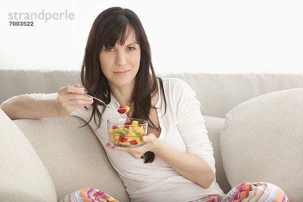 Portrait  Frau  Frucht  Salat  essen  essend  isst