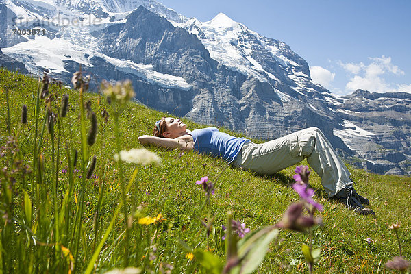 liegend  liegen  liegt  liegendes  liegender  liegende  daliegen  Frau  Berg  Gras  Seitenansicht  Berner Oberland  Schweiz