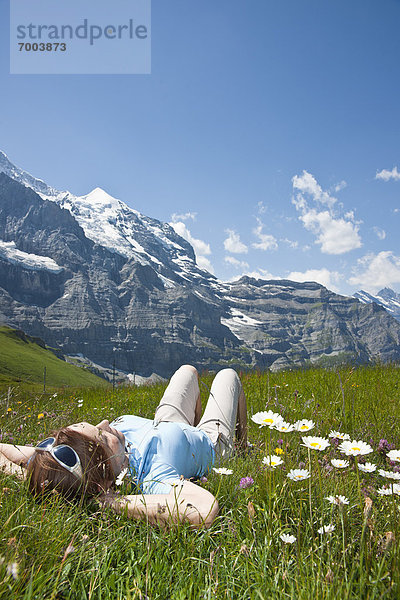 liegend  liegen  liegt  liegendes  liegender  liegende  daliegen  Frau  Berg  Gras  Seitenansicht  Berner Oberland  Schweiz