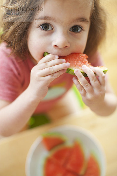 Mädchen essen Wassermelone