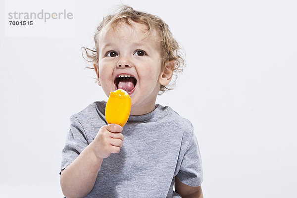 Portrait  Junge - Person  Eis  Genuss  essen  essend  isst  Sahne