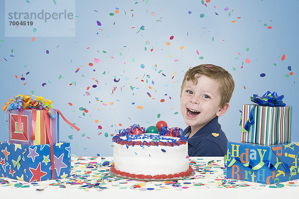 Geburtstagsgeschenk  Junge - Person  Geburtstag  Kuchen  jung