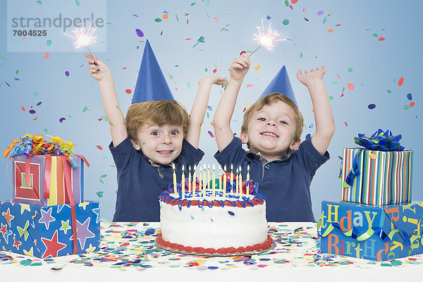 Geburtstagsgeschenk  Junge - Person  halten  Zwilling - Person  Geburtstag  Kuchen  Wunderkerze
