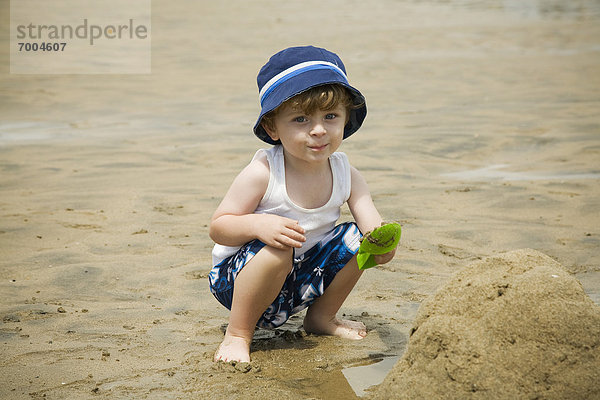 Portrait Strand Junge - Person Sand spielen