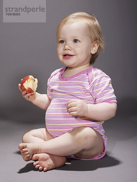 Apfel  essen  essend  isst  Mädchen  Baby