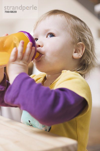 Tasse  verschütten  trinken  Mädchen  Baby  Beweis