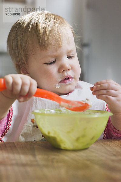 Schüssel  Schüsseln  Schale  Schalen  Schälchen  essen  essend  isst  Mädchen  Baby