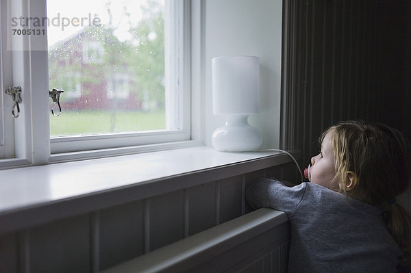 Fenster  jung  hinaussehen  Mädchen  Schweden