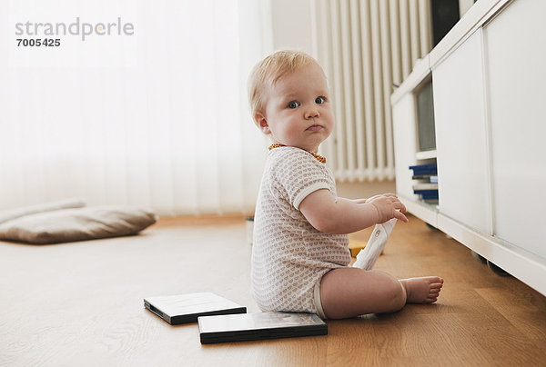 Boden  Fußboden  Fußböden  Mädchen  Baby  spielen