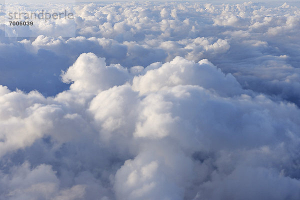 Flugzeug  Wolke
