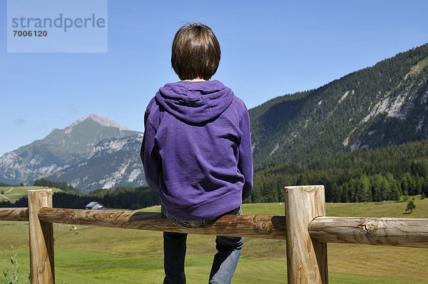 sitzend Holzzaun Rückansicht Junge - Person Alpen Ansicht