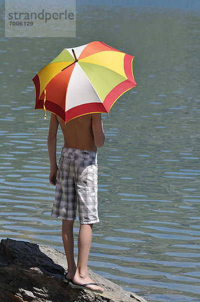benutzen  Frankreich  Rückansicht  Junge - Person  Regenschirm  Schirm  Alpen  Ansicht  Sonne