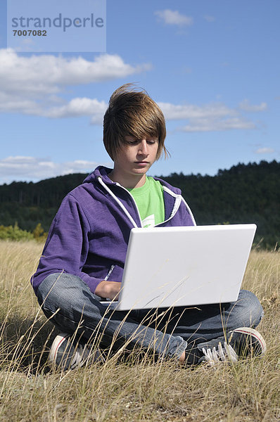 sitzend  benutzen  Frankreich  Computer  Notebook  Junge - Person  Feld  Gard