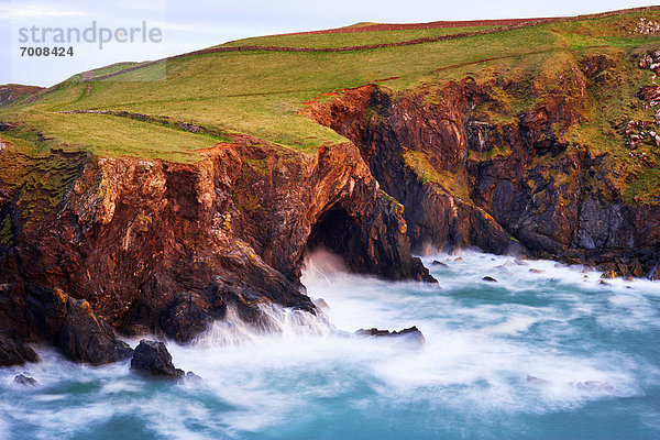 Steilküste Wasserwelle Welle Meer Höhle zerbrechen brechen bricht brechend zerbrechend zerbricht Cornwall England