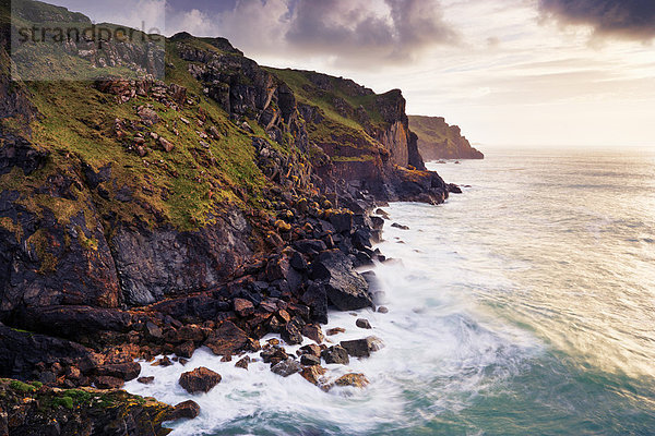 Felsen Steilküste Wasserwelle Welle Meer zerbrechen brechen bricht brechend zerbrechend zerbricht unterhalb Cornwall England