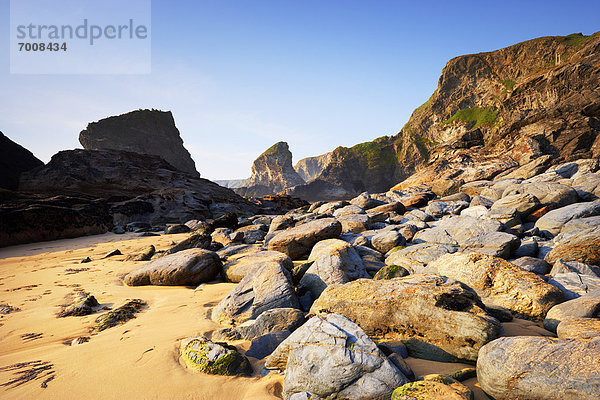 Stufe  niedrig  Felsbrocken  Strand  Gezeiten  Cornwall  England