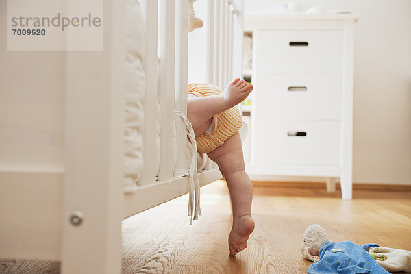 Mädchen  Baby  klettern  Gitterbett