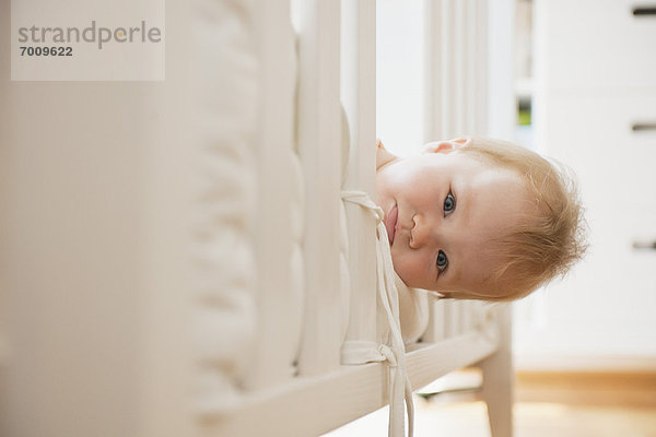 hinaussehen  Mädchen  Baby  Gitterbett