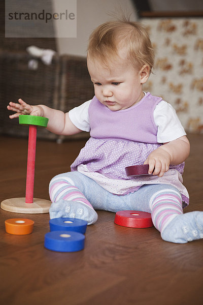 sitzend  Boden  Fußboden  Fußböden  Spielzeug  Mädchen  Baby  spielen