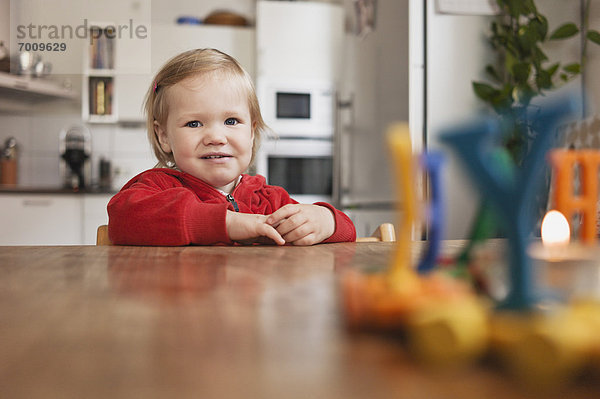 sitzend  Portrait  klein  Mädchen  Tisch