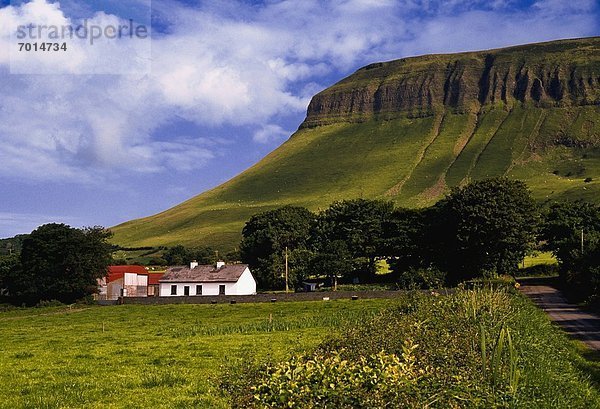 Felsbrocken Anordnung groß großes großer große großen unterhalb Irland