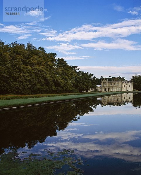 Wohnhaus lang langes langer lange Herbst Teich