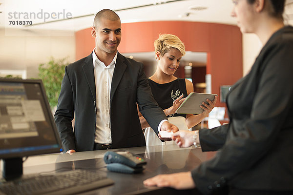 Geschäftsmann beim Einchecken ins Hotel