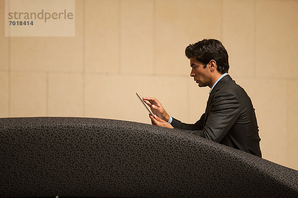 Geschäftsmann mit Tablet-Computer