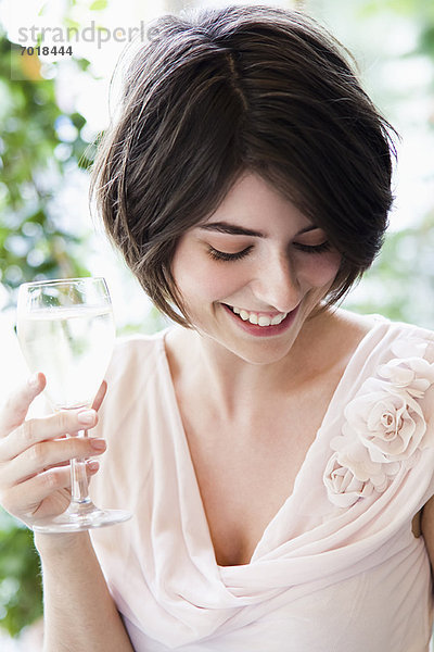 Frau bei einem Glas Wein im Freien