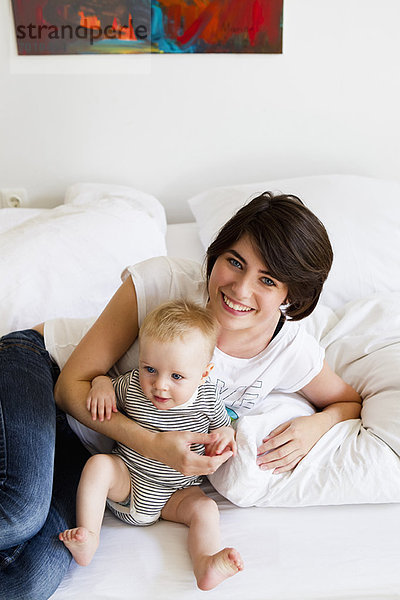 Mutter und Baby entspannen sich auf der Couch