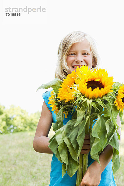 Lächelndes Mädchen mit Sonnenblumen