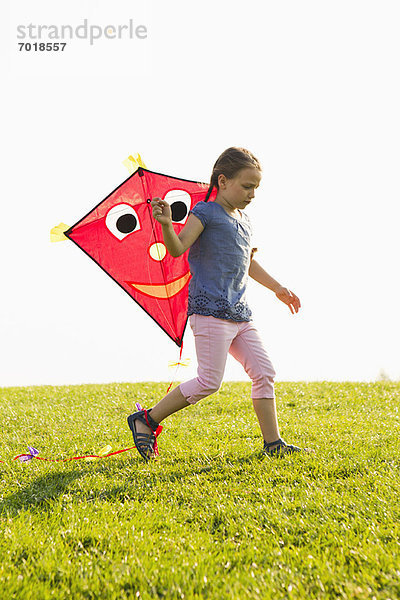 Mädchen spielen mit Drachen im Freien