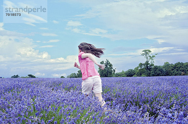 Mädchen im Blumenfeld laufend