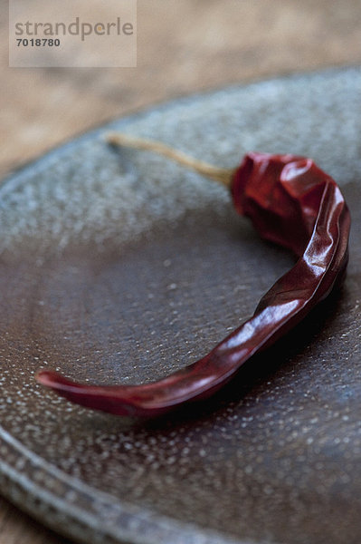 Nahaufnahme von getrocknetem rotem Chili auf dem Teller