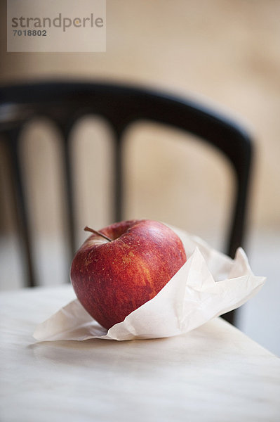 Nahaufnahme von Apfel in Papiertüte