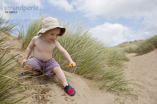 Junge spielt auf Sanddüne