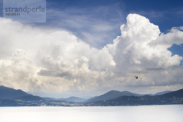 Wolken über verschneiter Landschaft