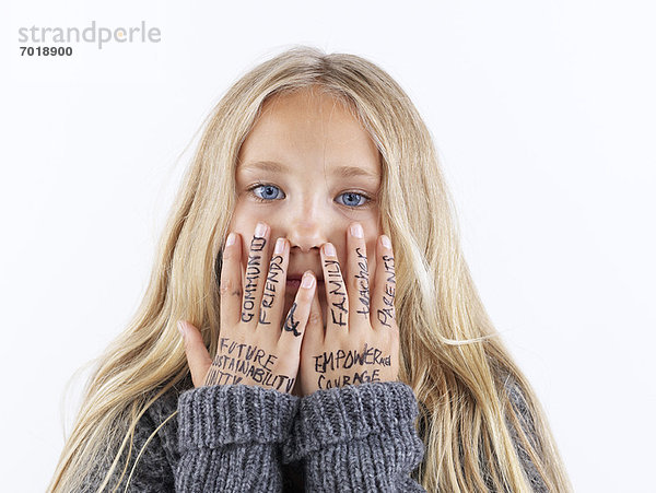 Mädchenbedeckung Gesicht mit Schriftzug auf den Händen