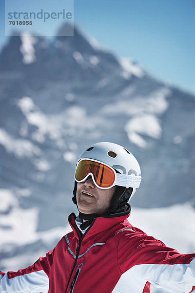 Skifahrer auf schneebedecktem Berg stehend
