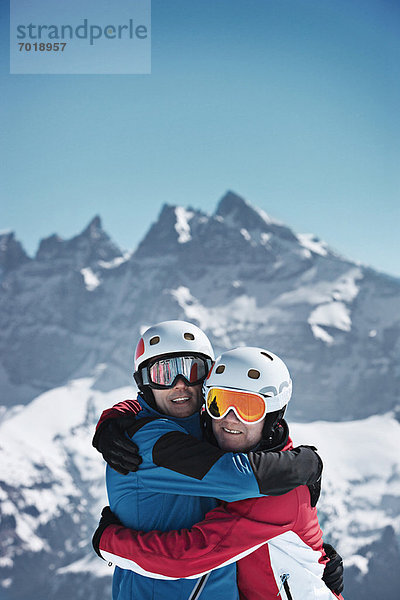 Skifahrer umarmen sich auf dem verschneiten Berg