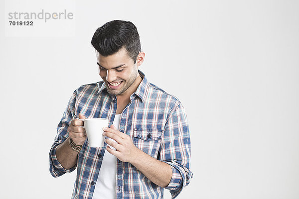 Mann bei einer Tasse Kaffee