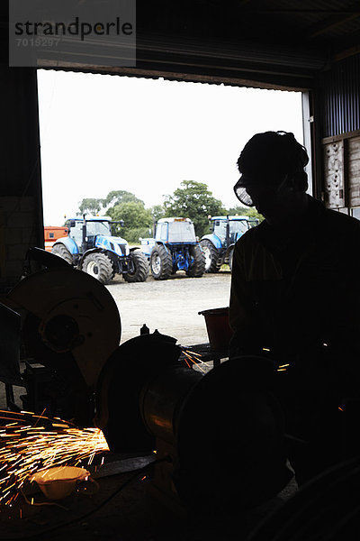 Silhouette des Metallarbeiters in der Werkstatt