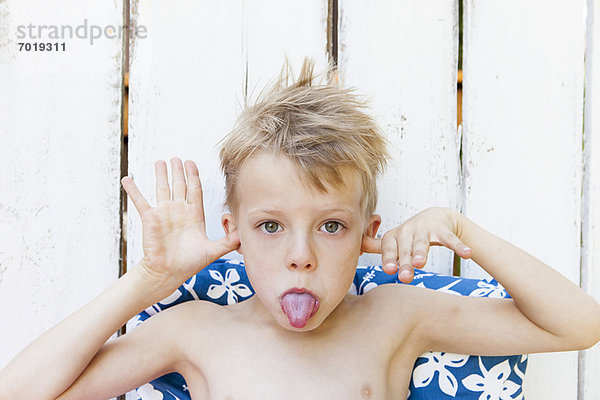 Nahaufnahme des Jungen  der sein Gesicht macht