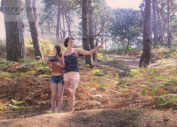 Mutter und Tochter lesen Waldkarte