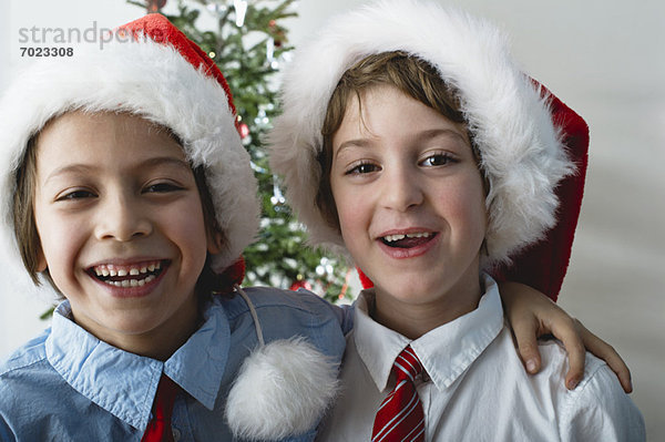 Jungen mit Weihnachtsmützen  Portrait